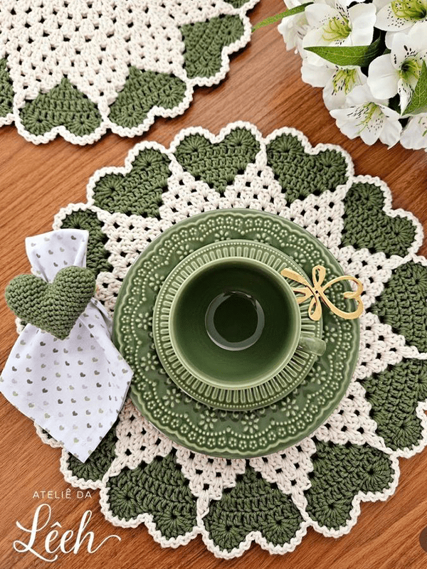 Mesa posta com crochê verde