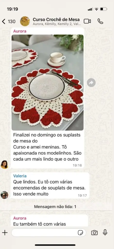 Depoimento no WhatsApp mostrando sousplats de crochê finalizados