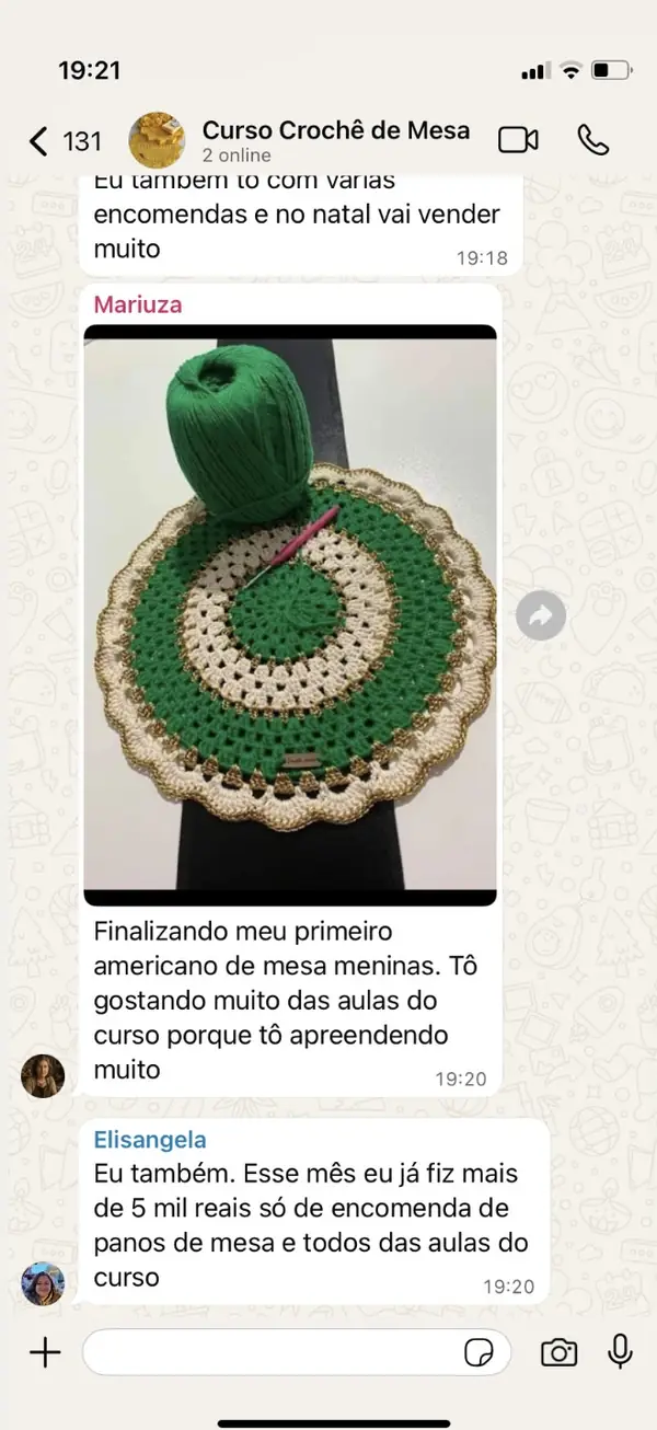 Depoimento no WhatsApp mostrando americano de mesa em crochê
